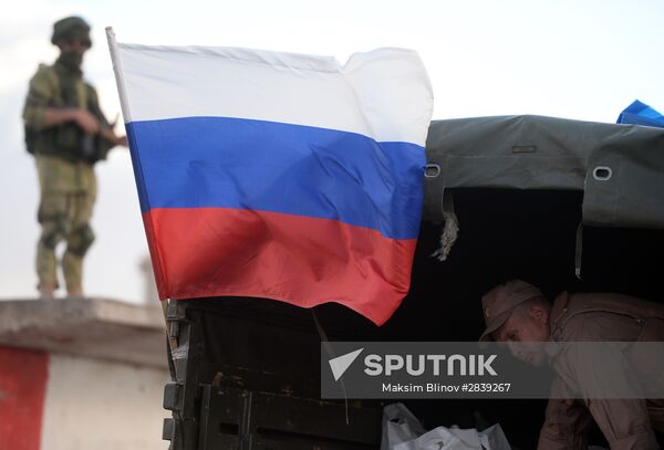 Handing out Russian humanitarian relief aid to the Syrian population