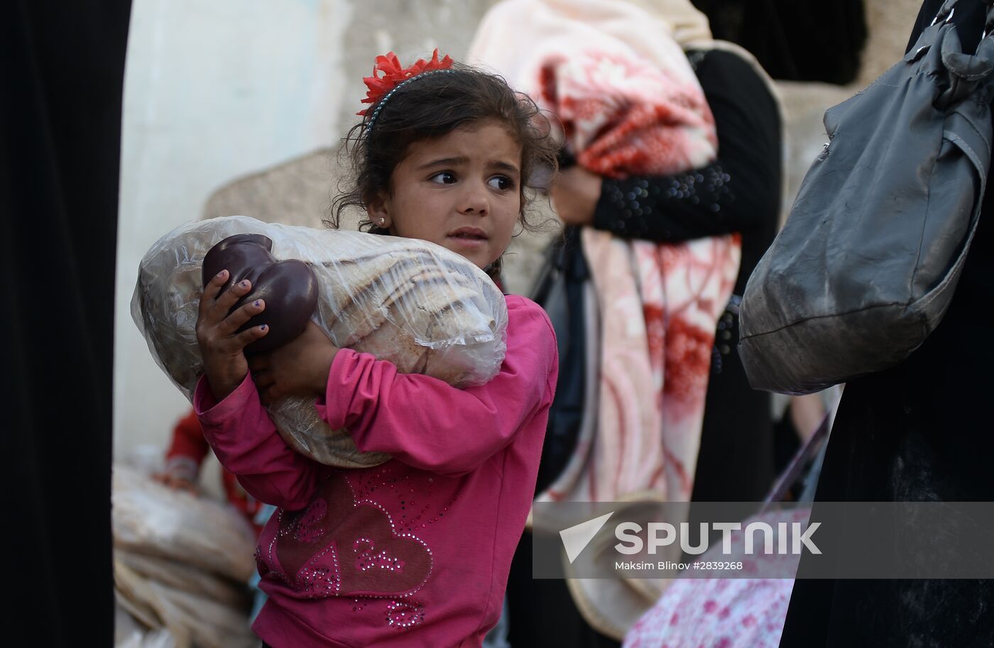 Handing out Russian humanitarian relief aid to the Syrian population