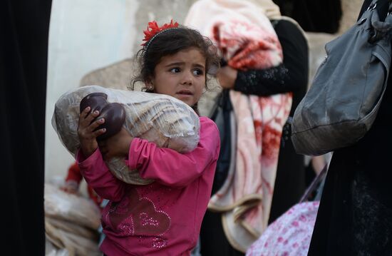Handing out Russian humanitarian relief aid to the Syrian population