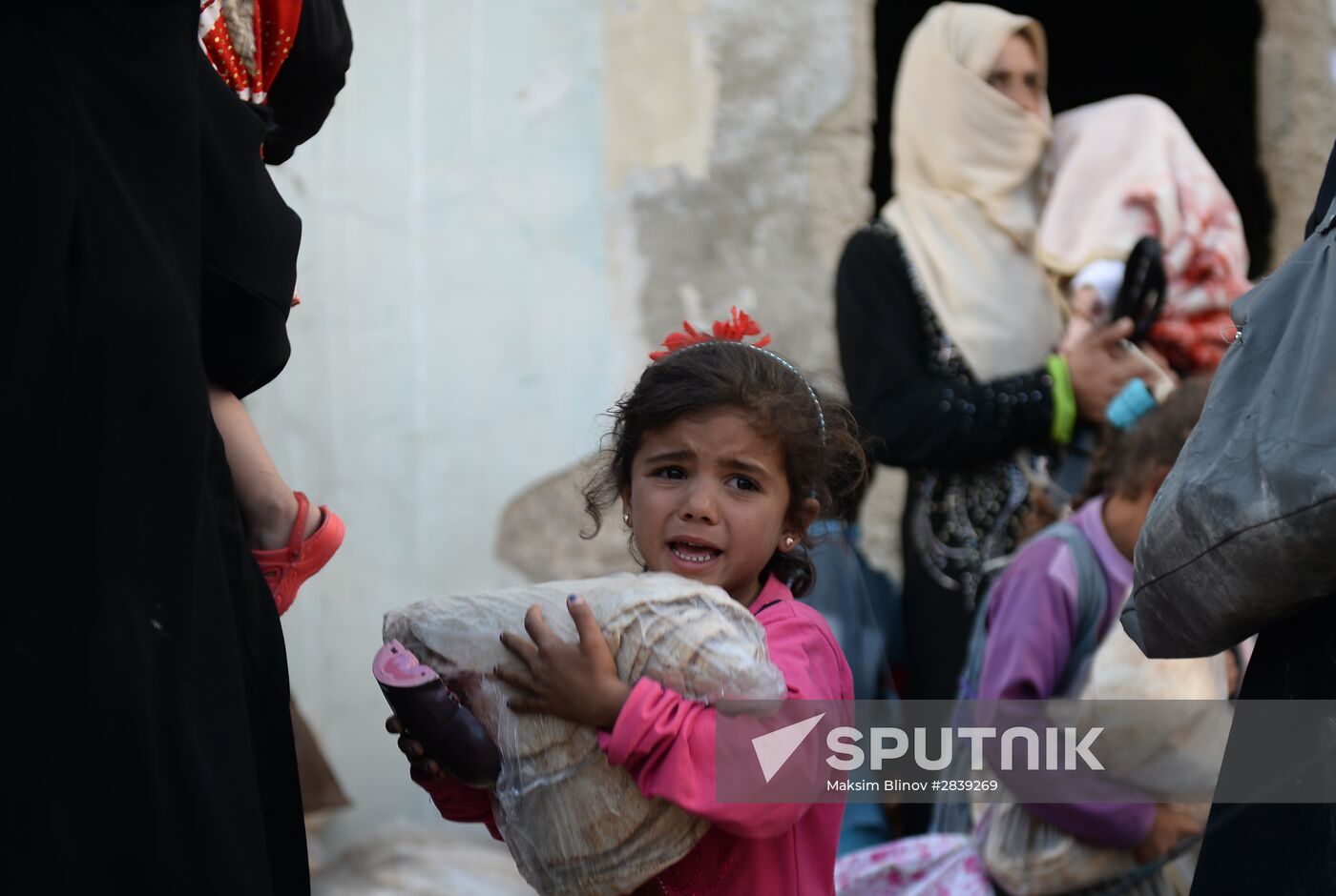 Handing out Russian humanitarian relief aid to the Syrian population