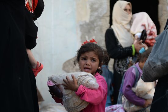 Handing out Russian humanitarian relief aid to the Syrian population