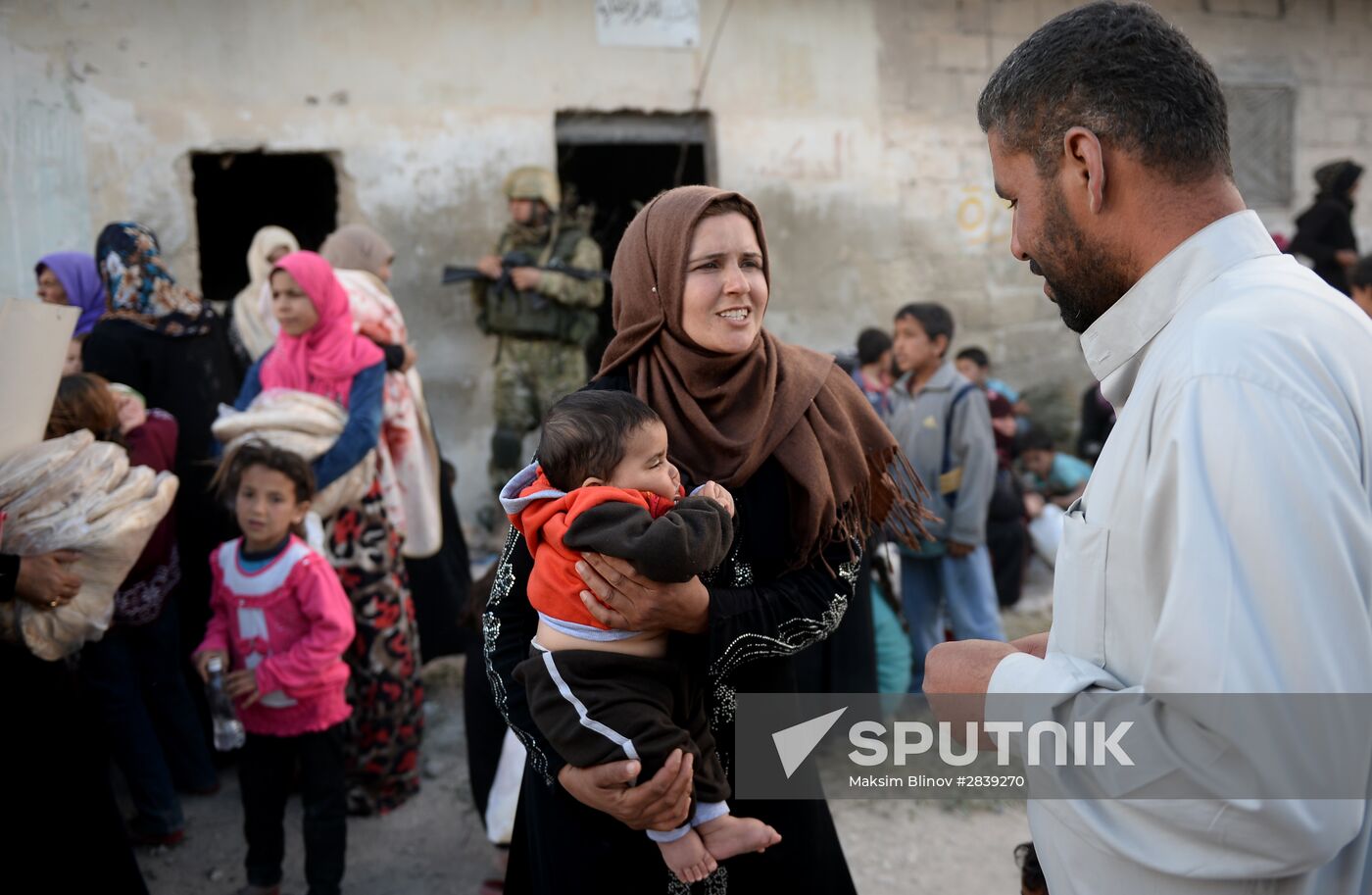 Handing out Russian humanitarian relief aid to the Syrian population