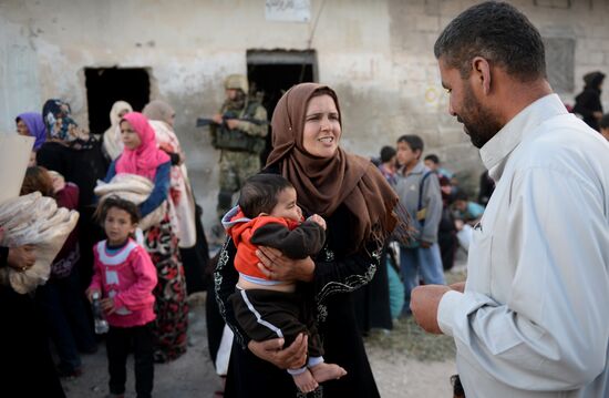 Handing out Russian humanitarian relief aid to the Syrian population