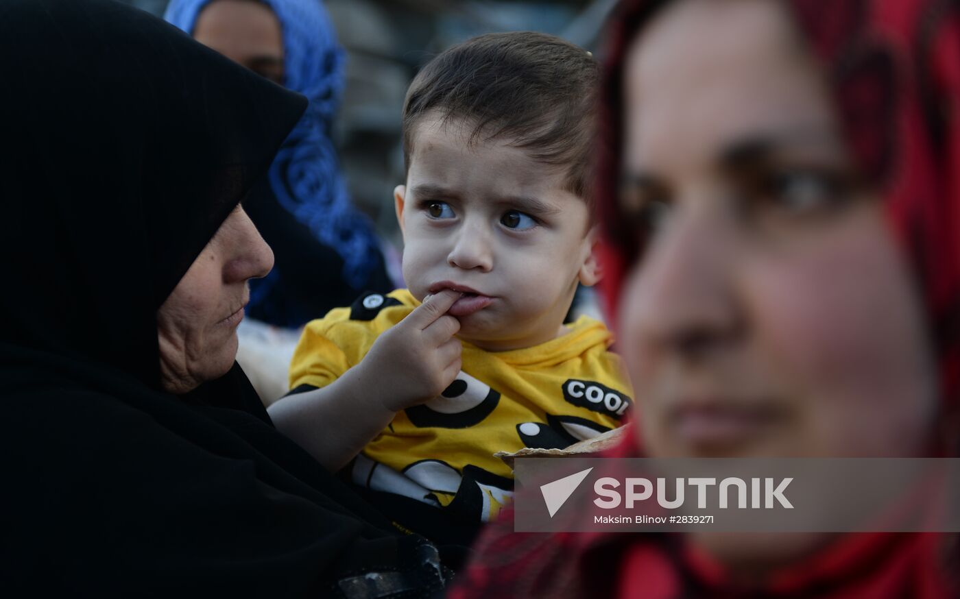 Handing out Russian humanitarian relief aid to the Syrian population