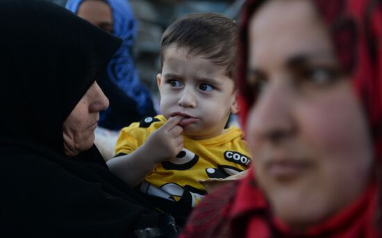 Handing out Russian humanitarian relief aid to the Syrian population