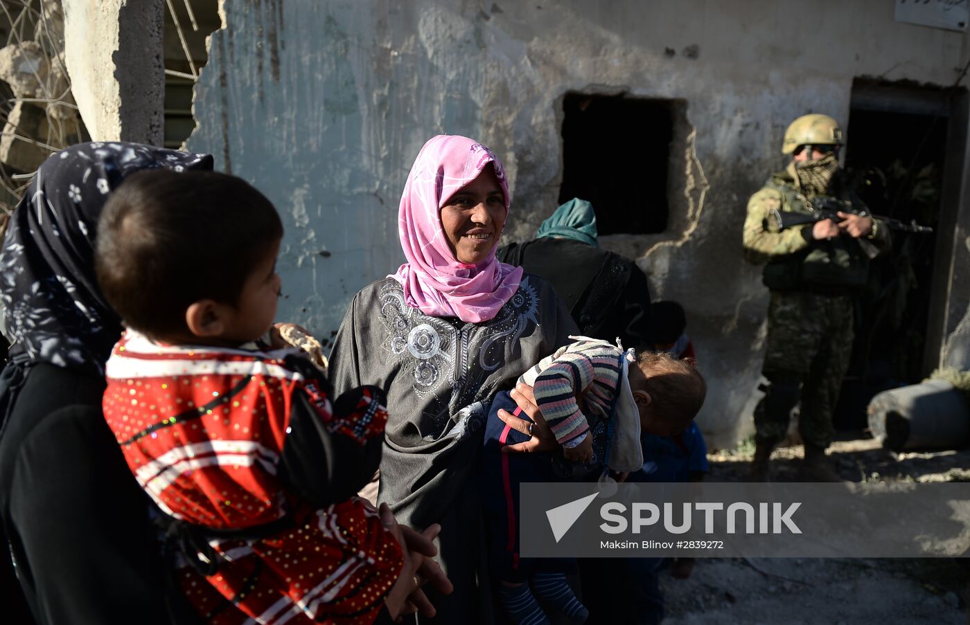 Handing out Russian humanitarian relief aid to the Syrian population