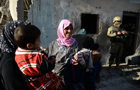 Handing out Russian humanitarian relief aid to the Syrian population