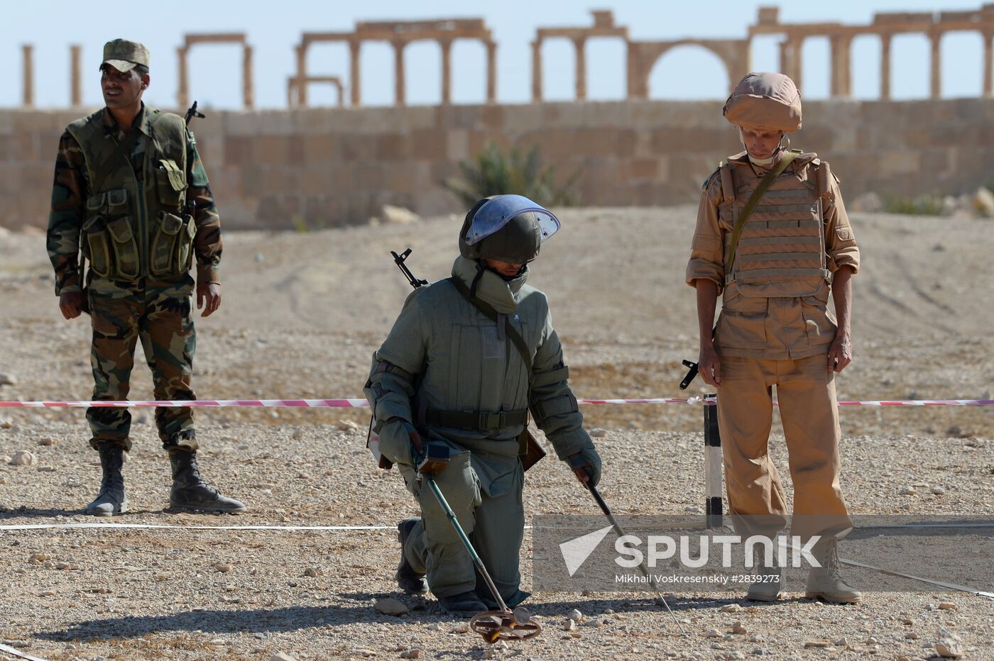 Syrian soldiers train in search tactics for explosive devices