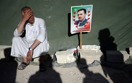 Handing out Russian humanitarian relief aid to the Syrian population