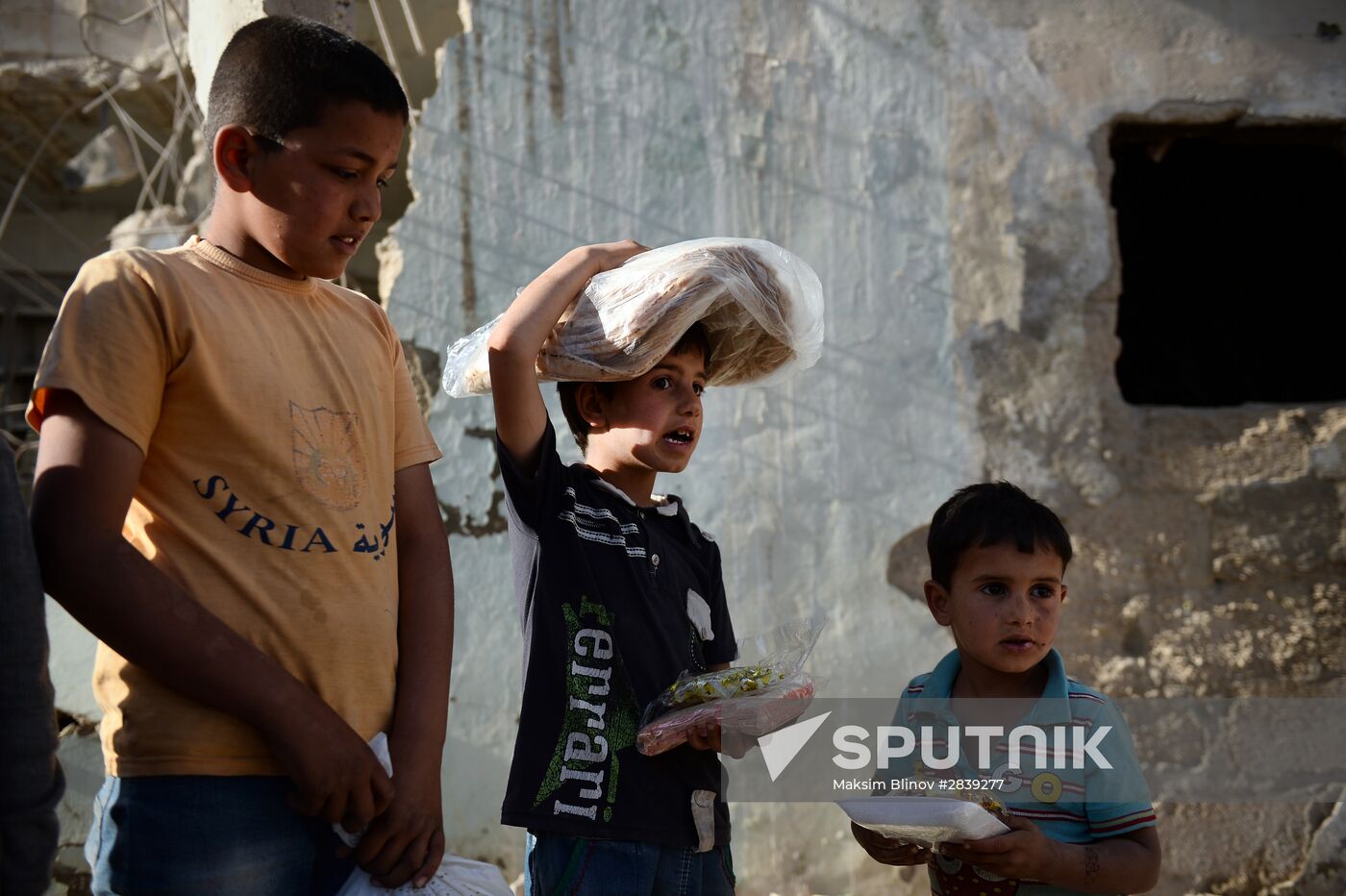 Handing out Russian humanitarian relief aid to the Syrian population