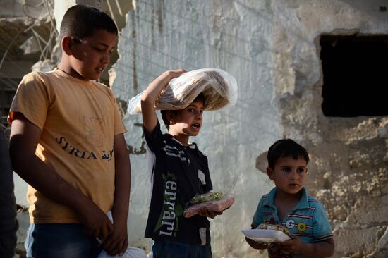 Handing out Russian humanitarian relief aid to the Syrian population