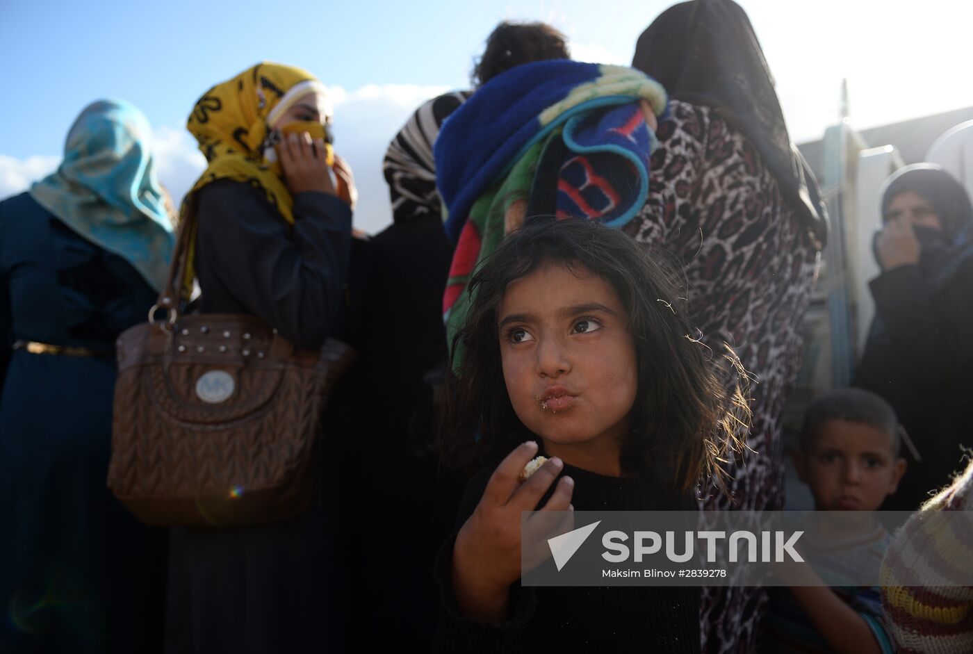 Handing out Russian humanitarian relief aid to the Syrian population