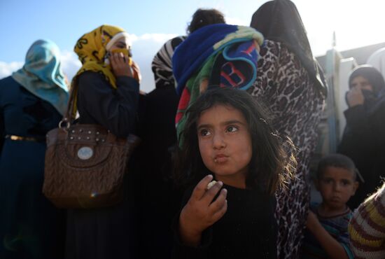 Handing out Russian humanitarian relief aid to the Syrian population