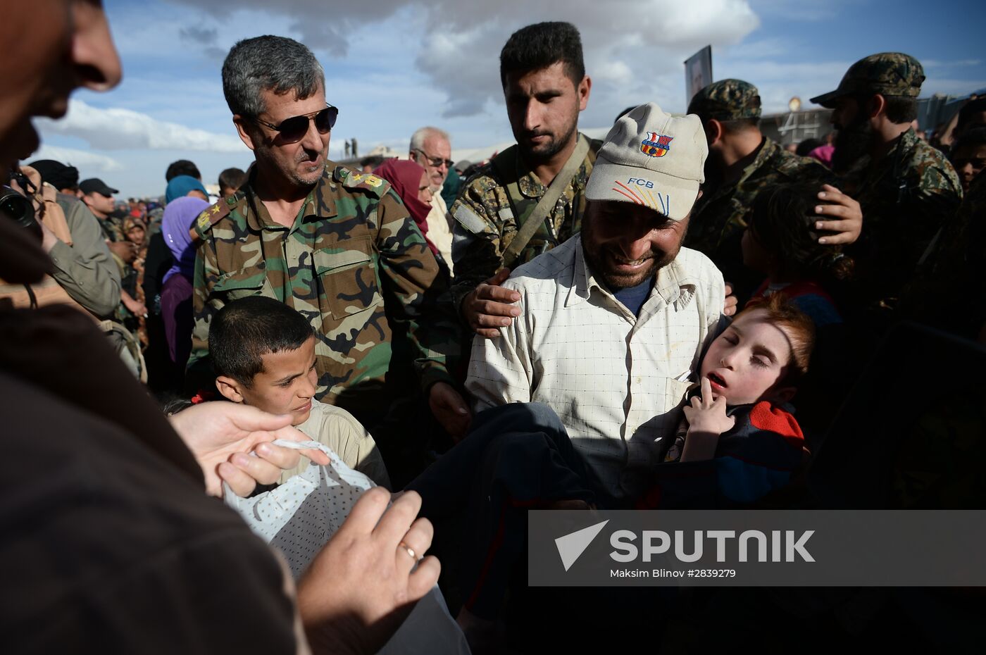 Handing out Russian humanitarian relief aid to the Syrian population