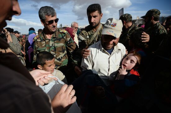 Handing out Russian humanitarian relief aid to the Syrian population