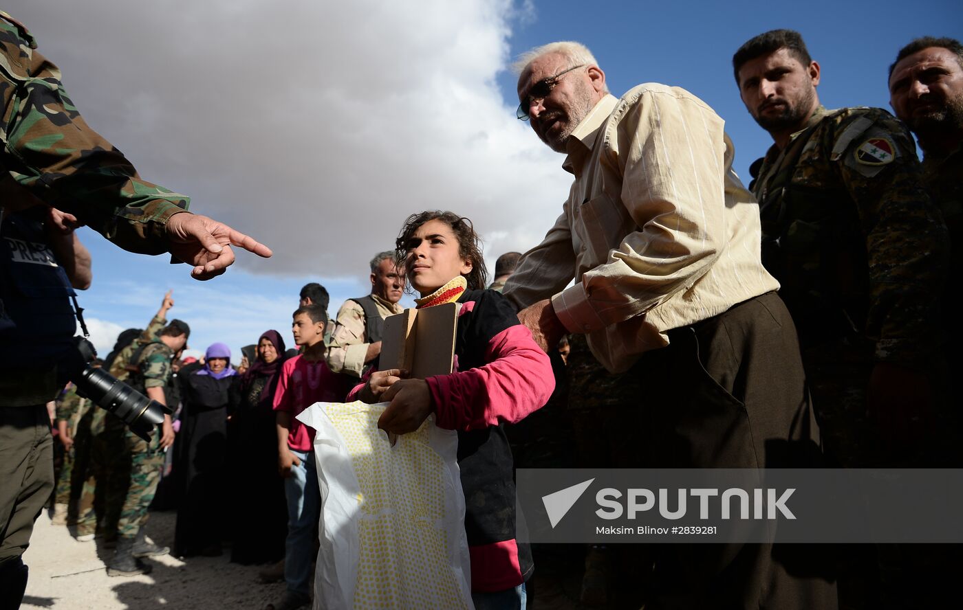 Handing out Russian humanitarian relief aid to the Syrian population