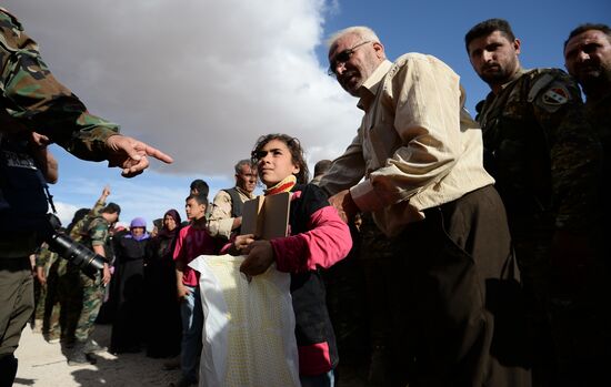 Handing out Russian humanitarian relief aid to the Syrian population
