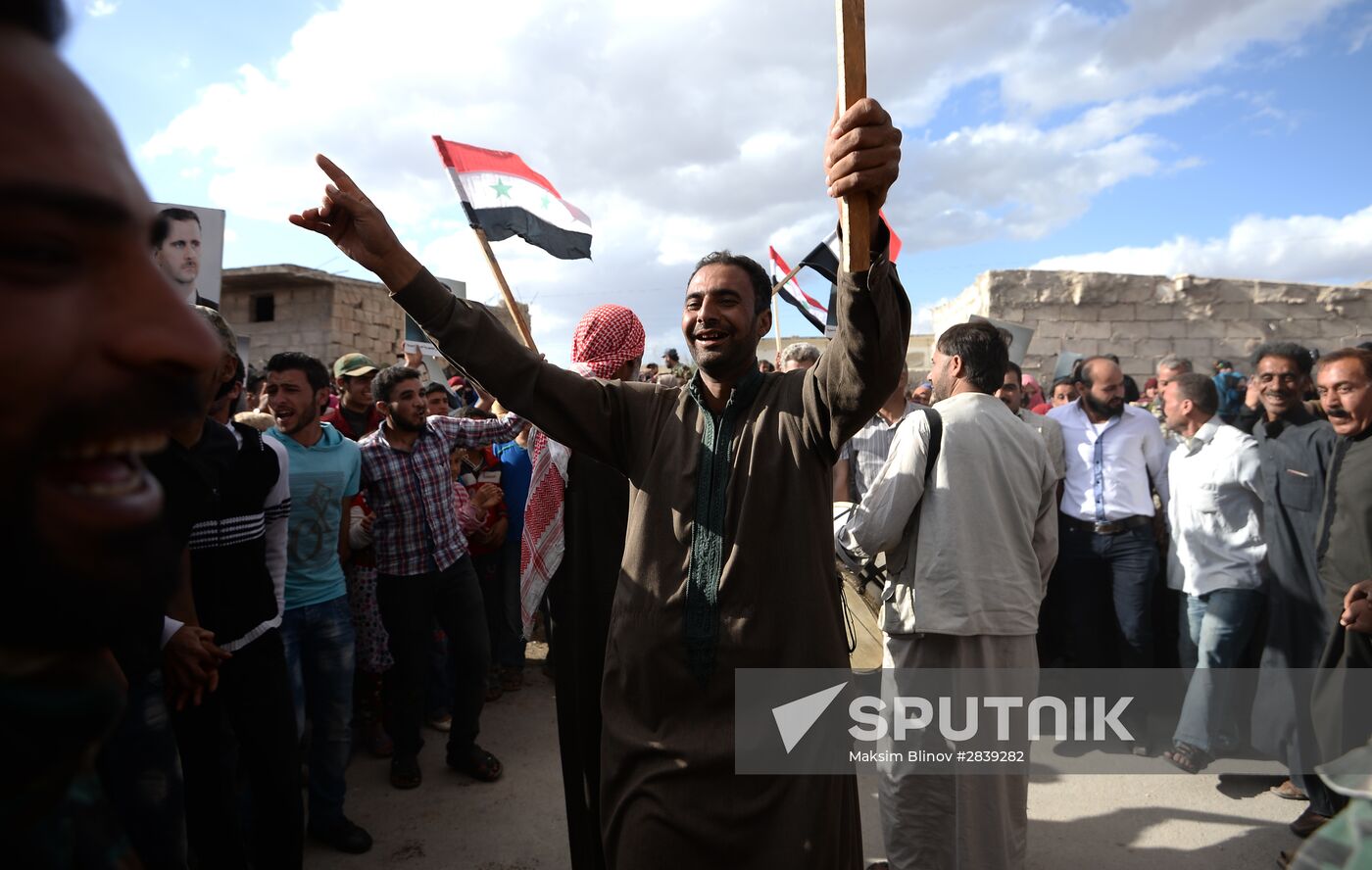 Handing out Russian humanitarian relief aid to the Syrian population