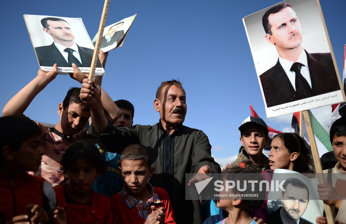 Handing out Russian humanitarian relief aid to the Syrian population