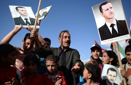 Handing out Russian humanitarian relief aid to the Syrian population