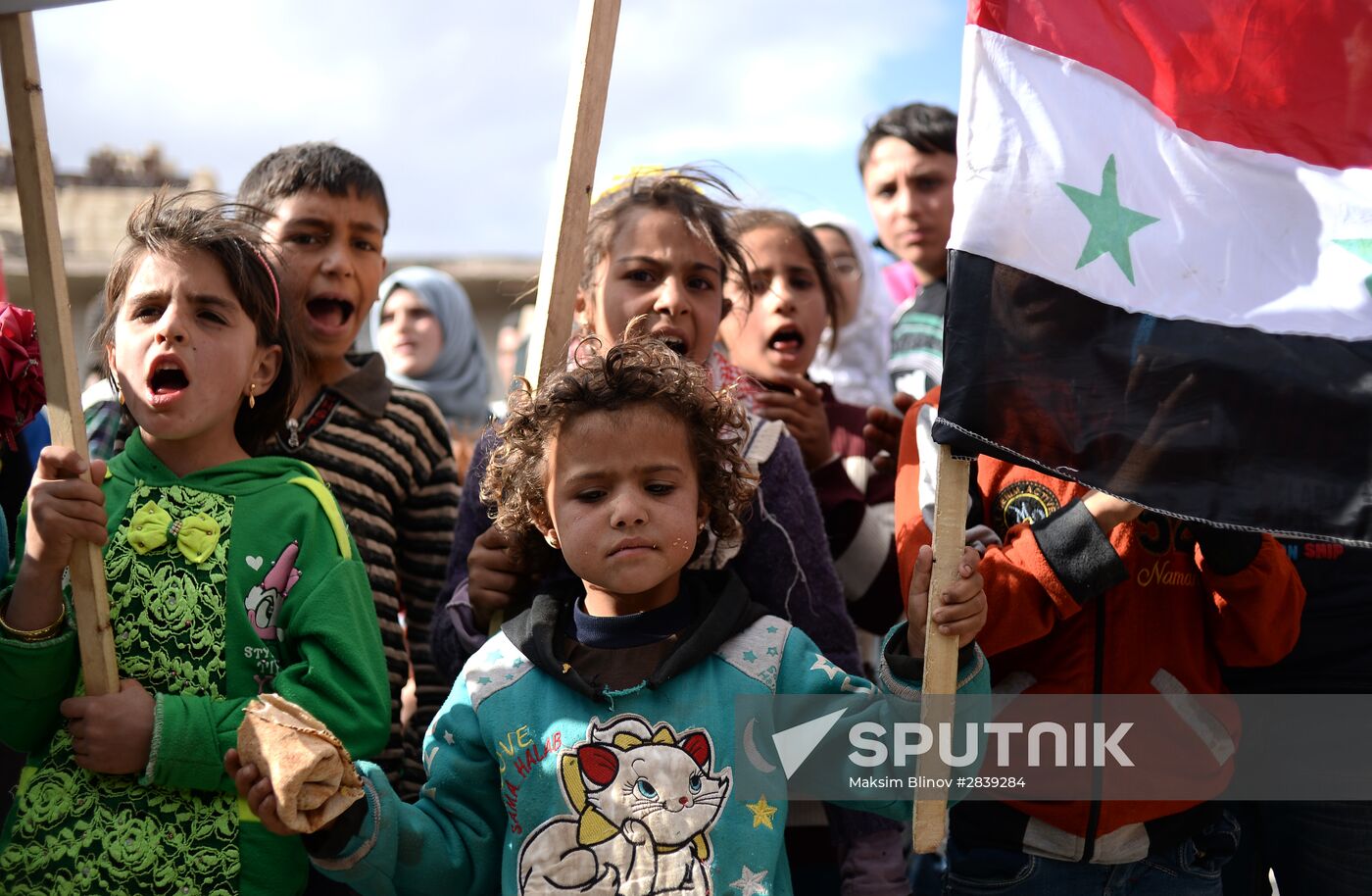 Handing out Russian humanitarian relief aid to the Syrian population