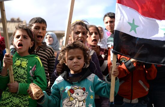 Handing out Russian humanitarian relief aid to the Syrian population