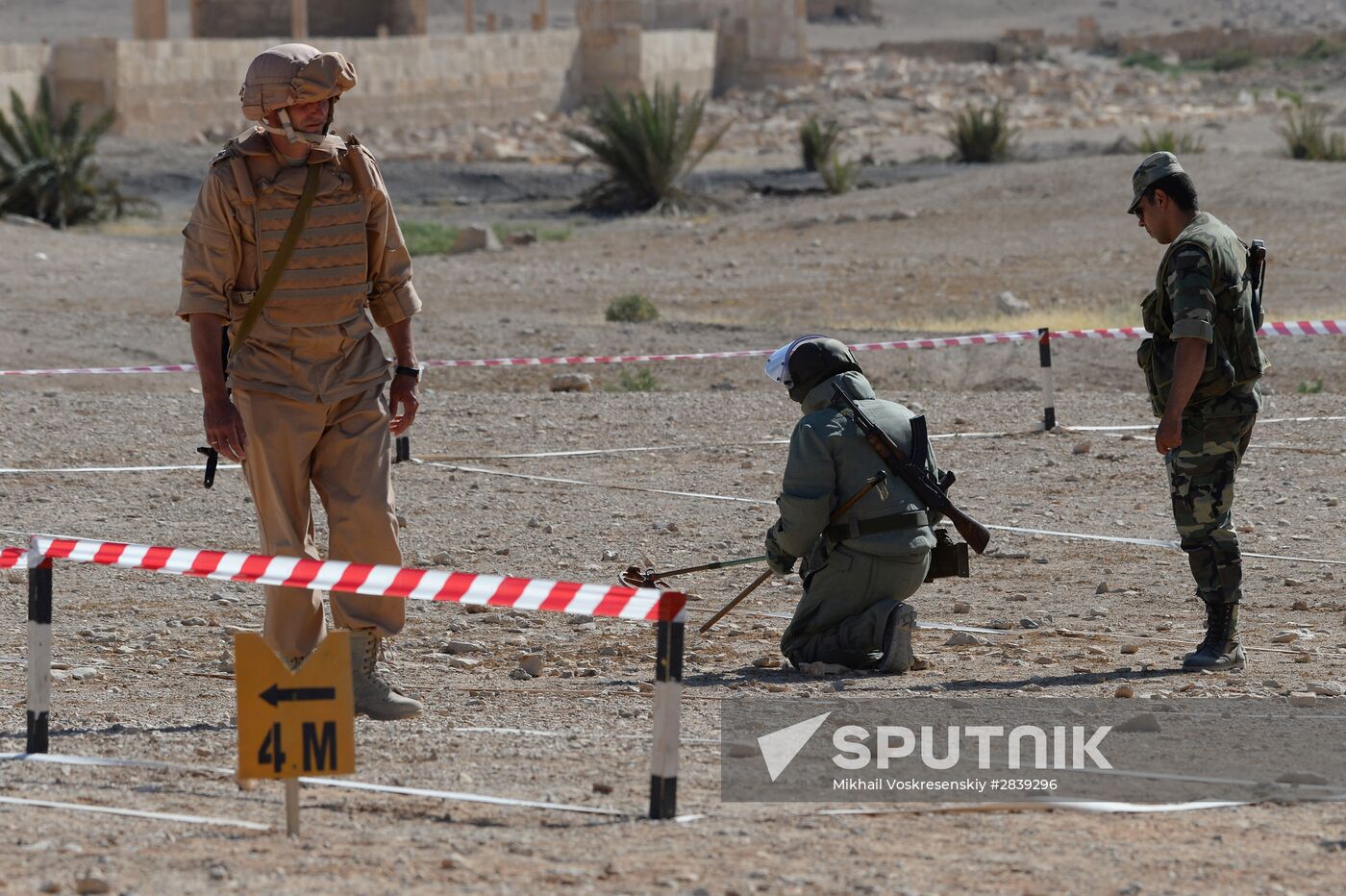 Syrian soldiers train in search tactics for explosive devices