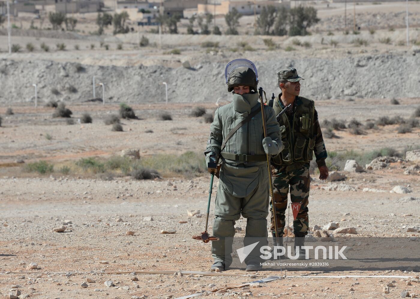 Syrian soldiers train in search tactics for explosive devices