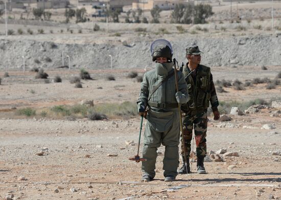 Syrian soldiers train in search tactics for explosive devices