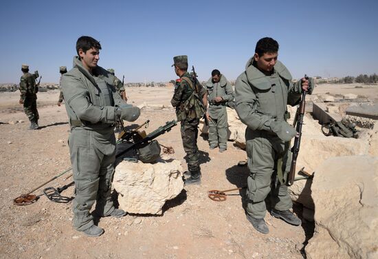 Syrian soldiers train in search tactics for explosive devices