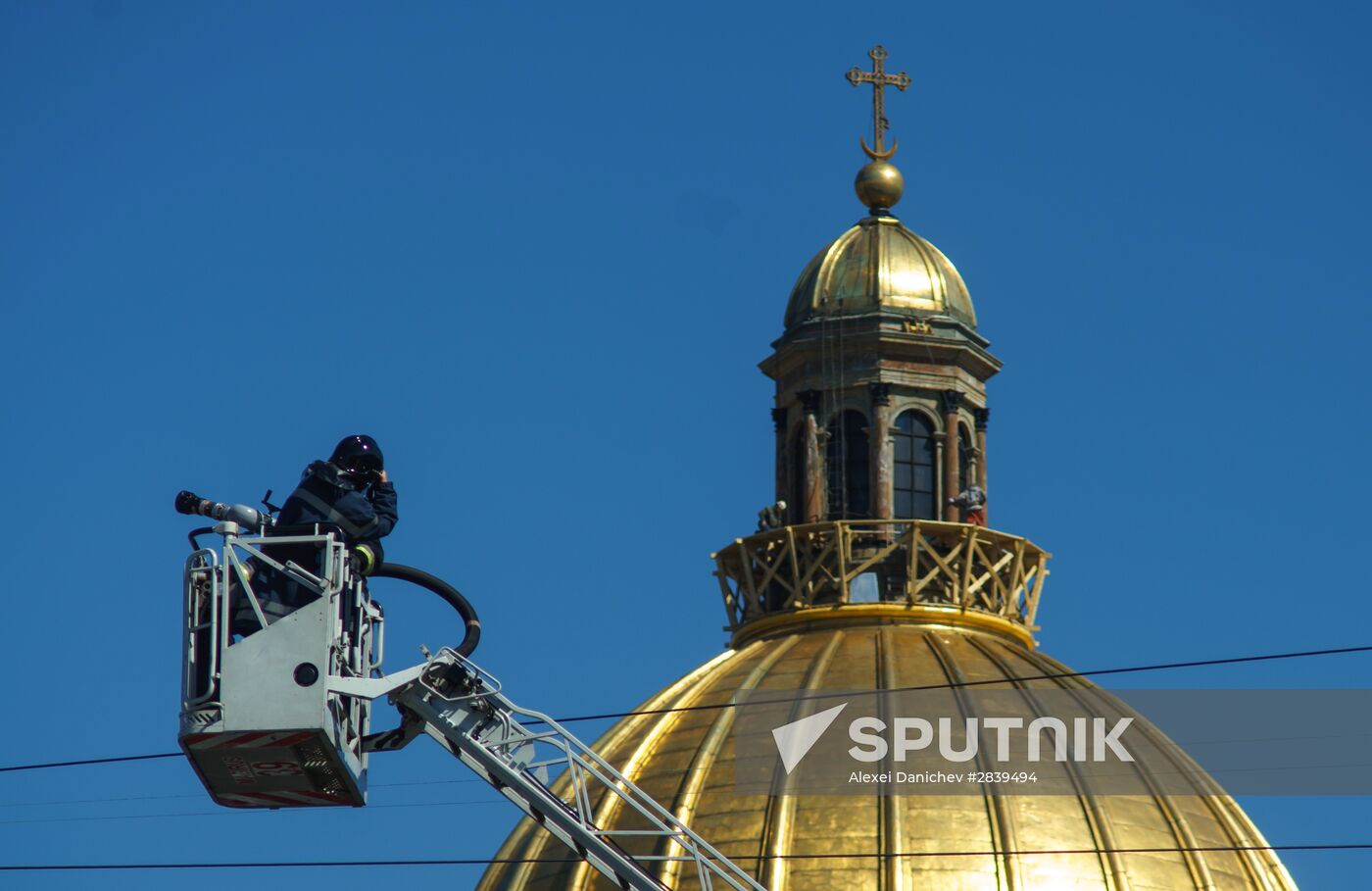Roof of Manezh Central Exhibition Hall in St. Petersburg catches fire