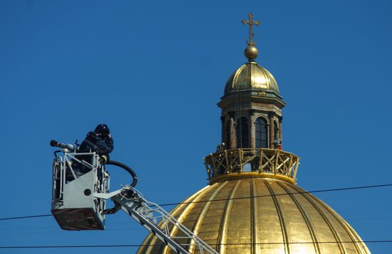 Roof of Manezh Central Exhibition Hall in St. Petersburg catches fire