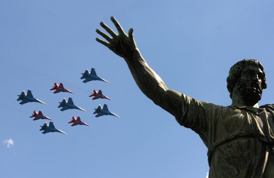 Final practice of military parade on 71st Victory anniversary