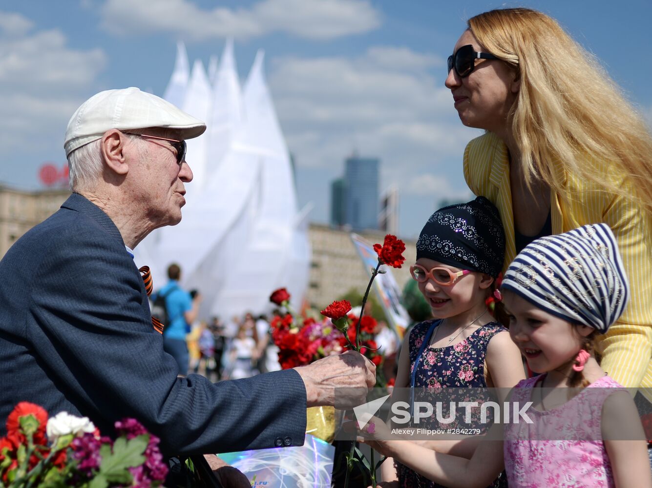 Moscow residents congratulate a war veteran during the celebration of the 71st anniversary of the Victory in the Great Patriotic War of 1941-1945, on Moscow's Poklonnaya Hill. Location: Russia, Moscow. Author: Alexey Filippov/Sputnik. Celebration of 71st anniversary of Victory in 1941-1945 Great Patriotic War