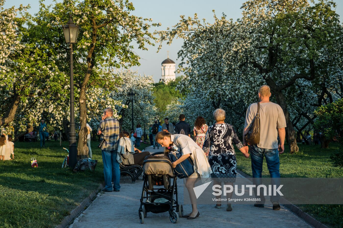 Muscovites visit Kolomenskoye park and estate