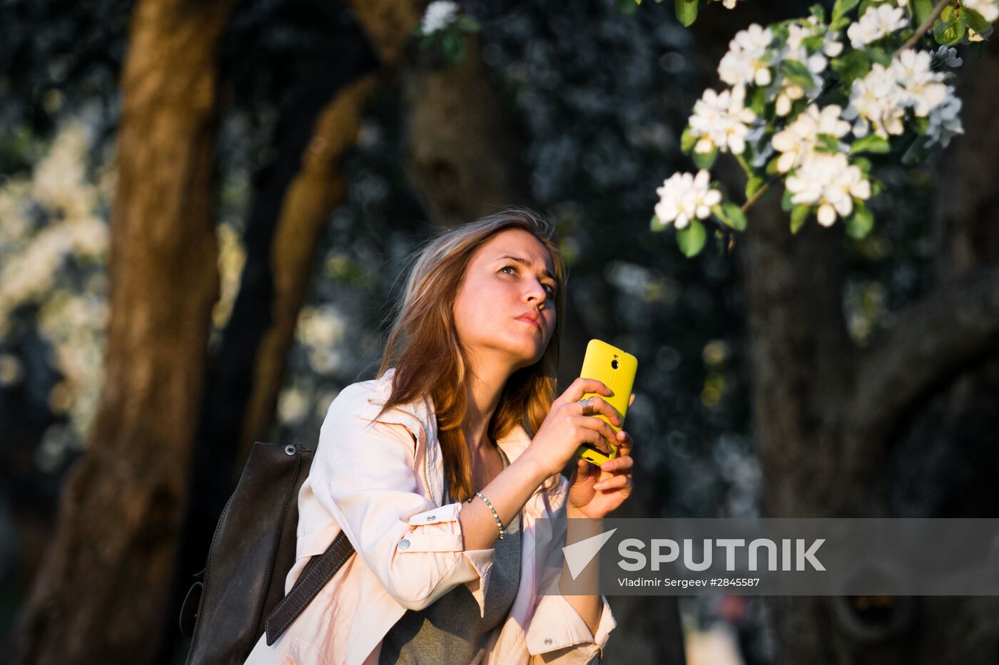 Muscovites visit Kolomenskoye park and estate