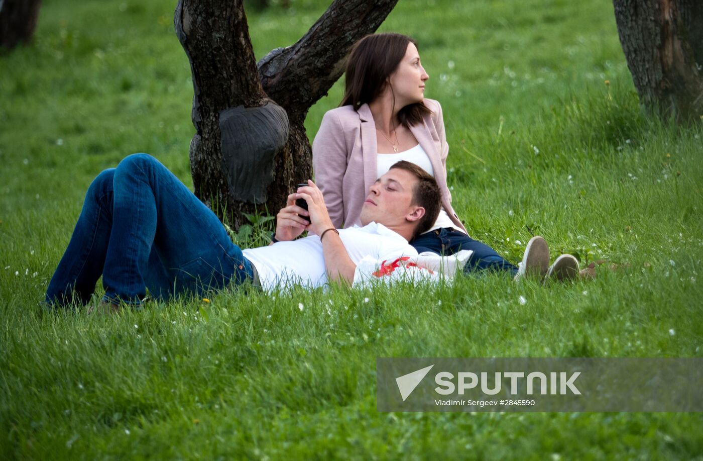 Muscovites visit Kolomenskoye park and estate