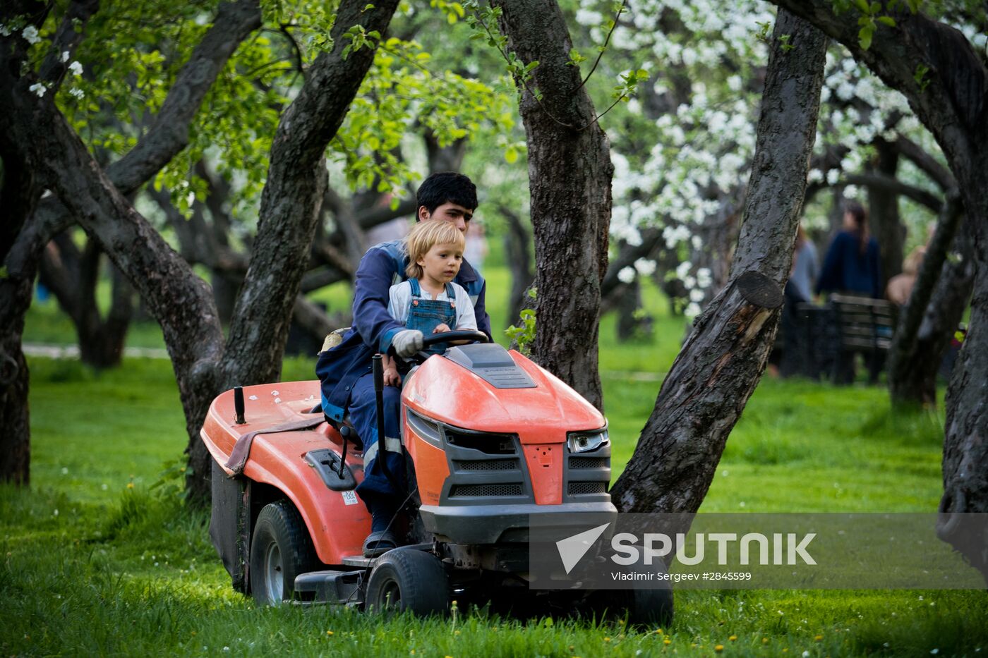 Muscovites visit Kolomenskoye park and estate