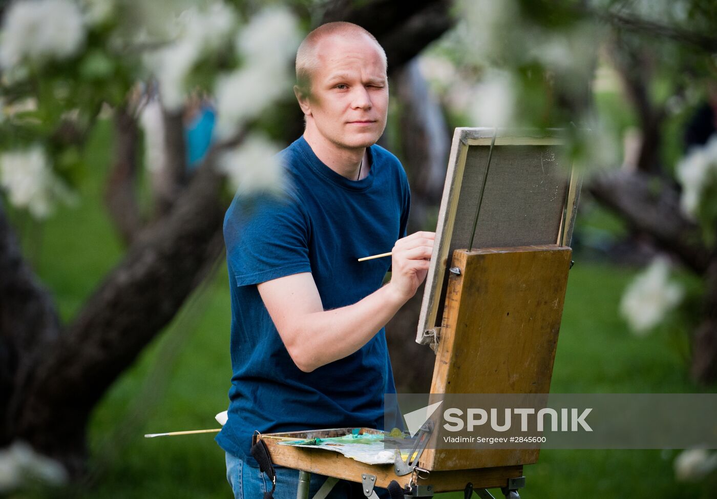 Muscovites visit Kolomenskoye park and estate