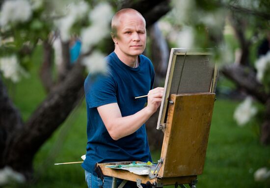 Muscovites visit Kolomenskoye park and estate