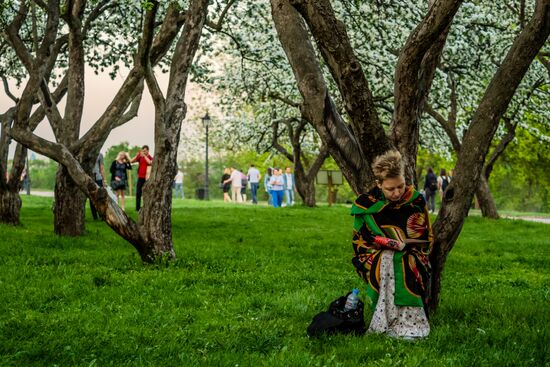 Muscovites visit Kolomenskoye park and estate