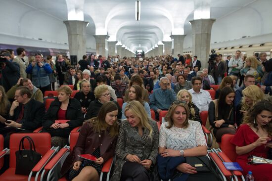 Night opera concert at Kropotkinskaya metro station in Moscow