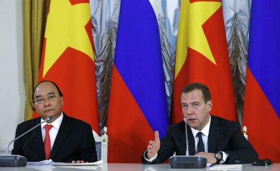 Russian Prime Minister Dmitry Medvedev meets with his Vietnamese counterpart Nguyễn Xuân Phúc