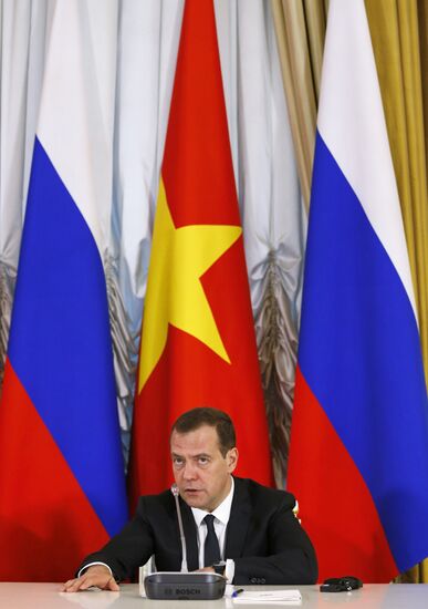 Russian Prime Minister Dmitry Medvedev meets with his Vietnamese counterpart Nguyễn Xuân Phúc