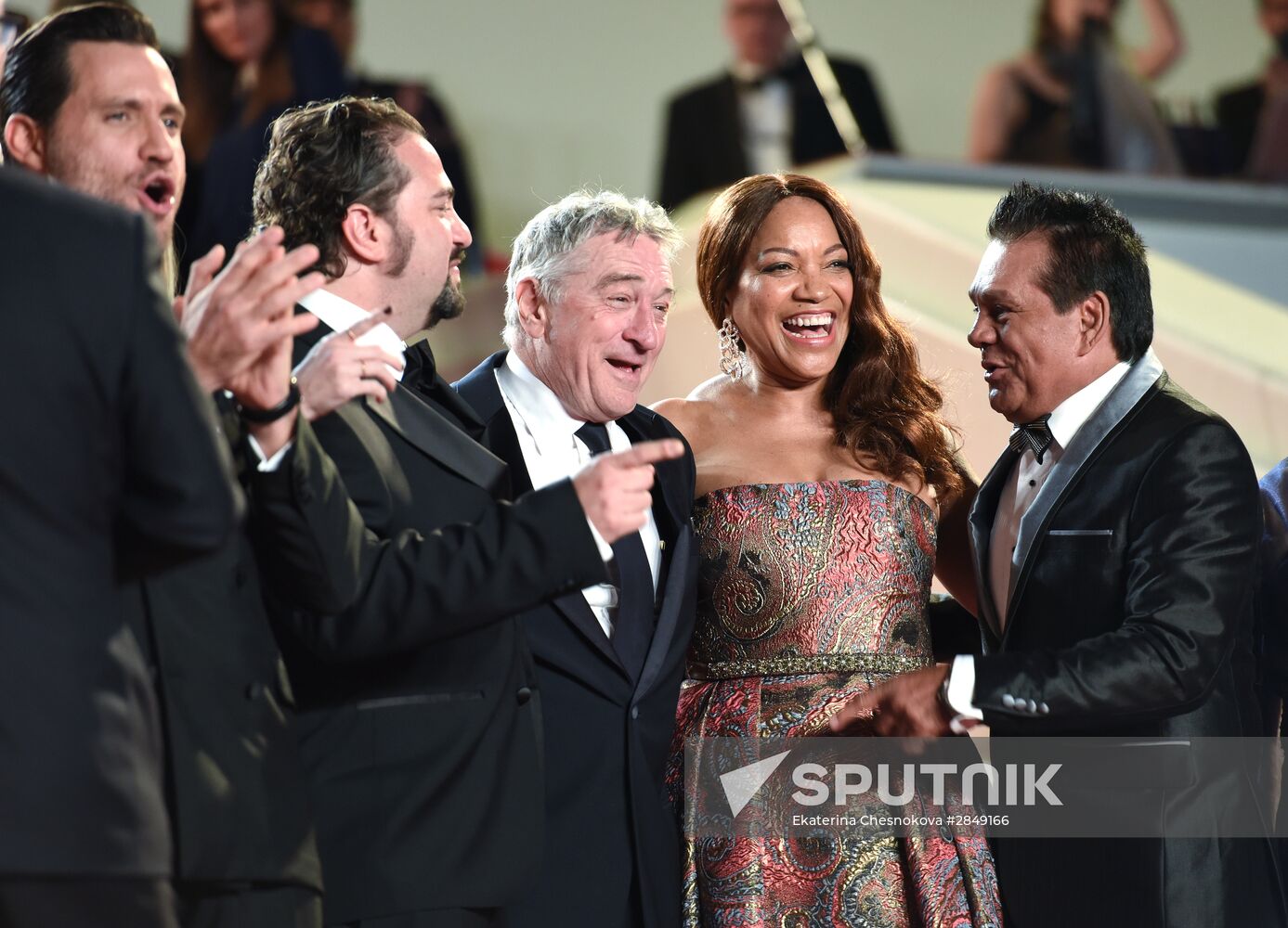 From left: actor Edgar Ramirez, director Jonathan Jakubowicz, actor Robert De Niro, the latter's wife, actress Grace Hightower and Panamanian boxer Roberto Chavo Duran during the photocall of the film "Hands of Stone" at the 69th Cannes Film Festival. Location: France, Cannes. Author: Ekaterina Chesnokova/Sputnik. 69th Cannes Film Festival. Day five