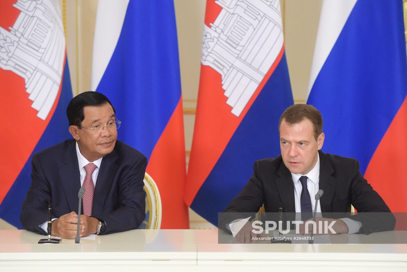 Prime Minister Dmitry Medvedev meets with Cambodian Prime Minister Hun Sen