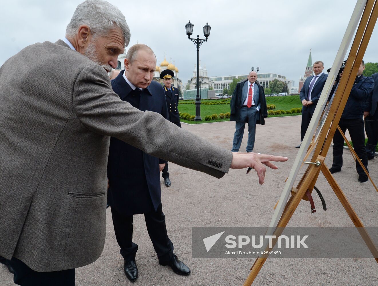 President Vladimir Putin tours a park that replaces demolished Kremlin Building No 14