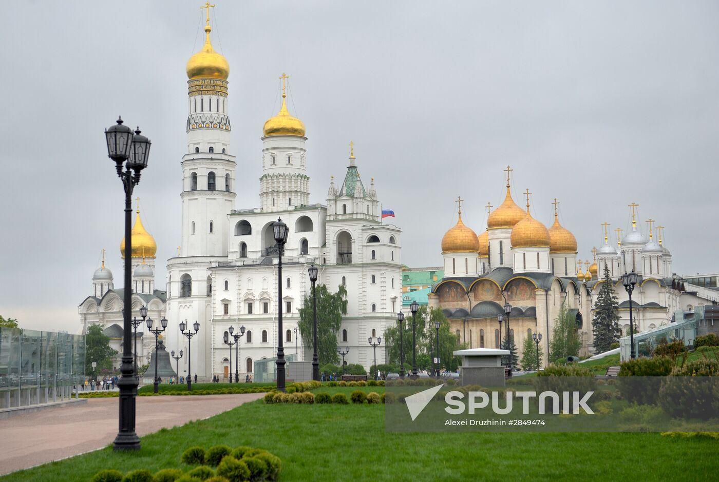 President Vladimir Putin tours a park that replaces demolished Kremlin Building No 14
