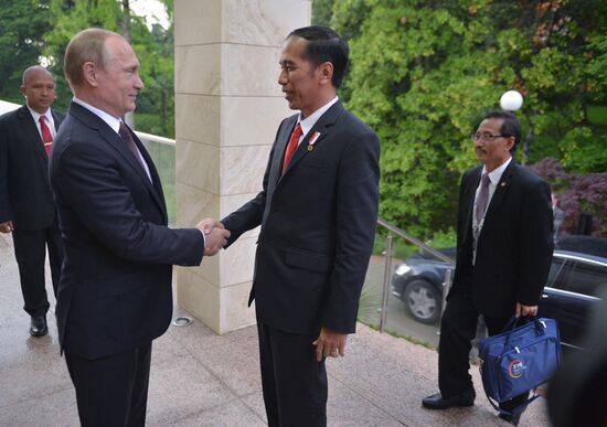 Vladimir Putin meets with President of Indonesia Joko Widodo