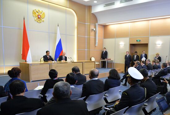 Vladimir Putin and President of Indonesia Joko Widodo make press statement